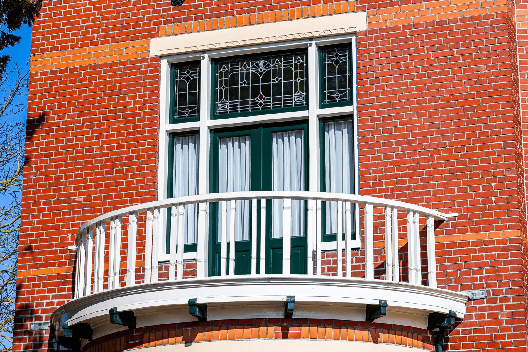 Balkon met glas in lood kozijn
