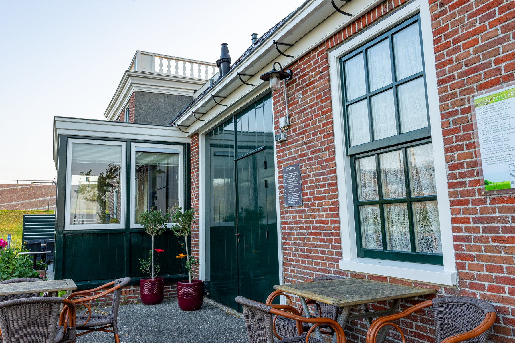 Daklijst met smeedijzeren lantaarnbeugels