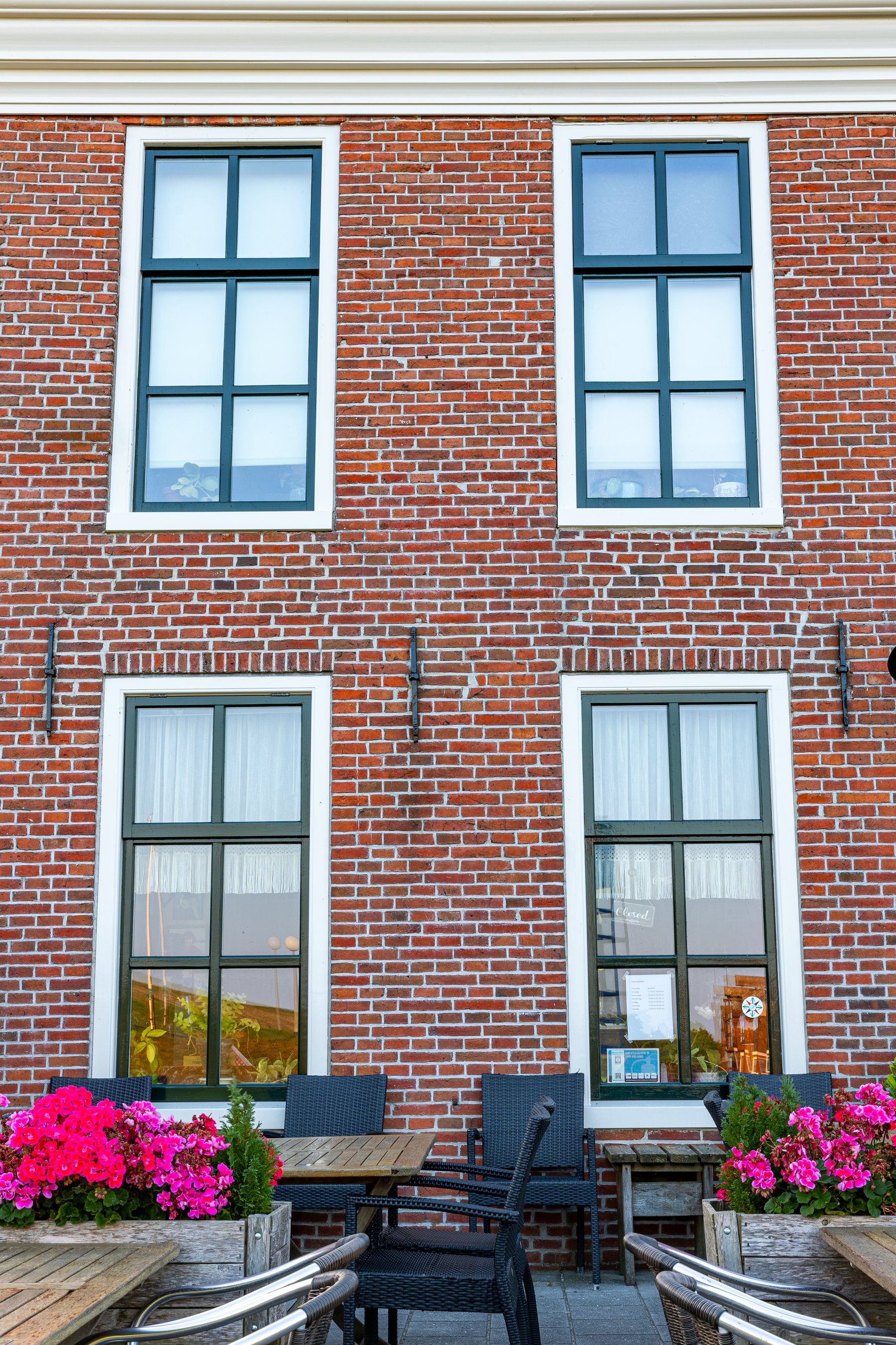 Raam met gordijnen