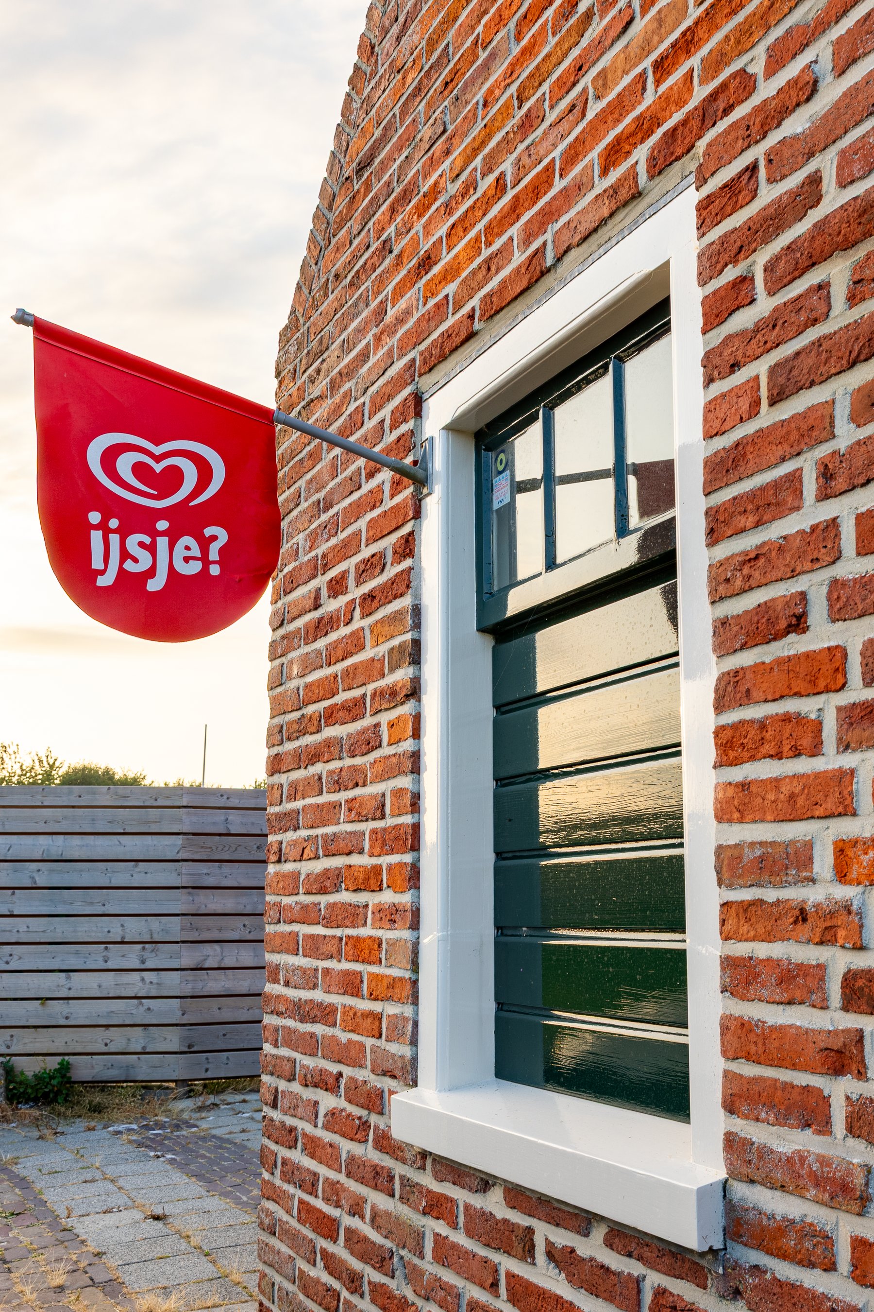 Raam met vlag
